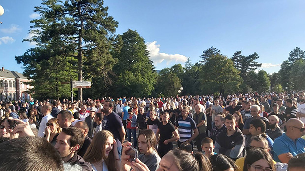 ЗАБРАЊЕНА литија у Никшићу: Хиљаде грађана на Тргу Шака Петровића (ФОТО/ВИДЕО)